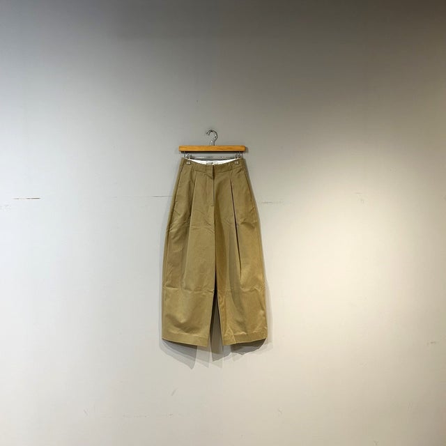 【新品タグ付き】chimala PLEASE別注チノワイドトラウザーズ メンズライクな太いチノパンをお探しの方、「PLEASE」別注が