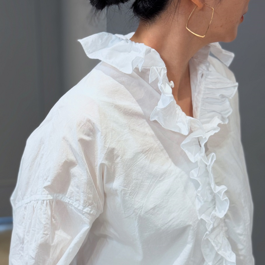 定価5.3万 今季 2025SS トゥジュー TOUJOURS Ruffle Shirt ラッフル シャツ 2/ホワイト フリルカラー ブラウス 長袖【2400014395495】 TOUJOURS Ruffle Shirt | PLEASE