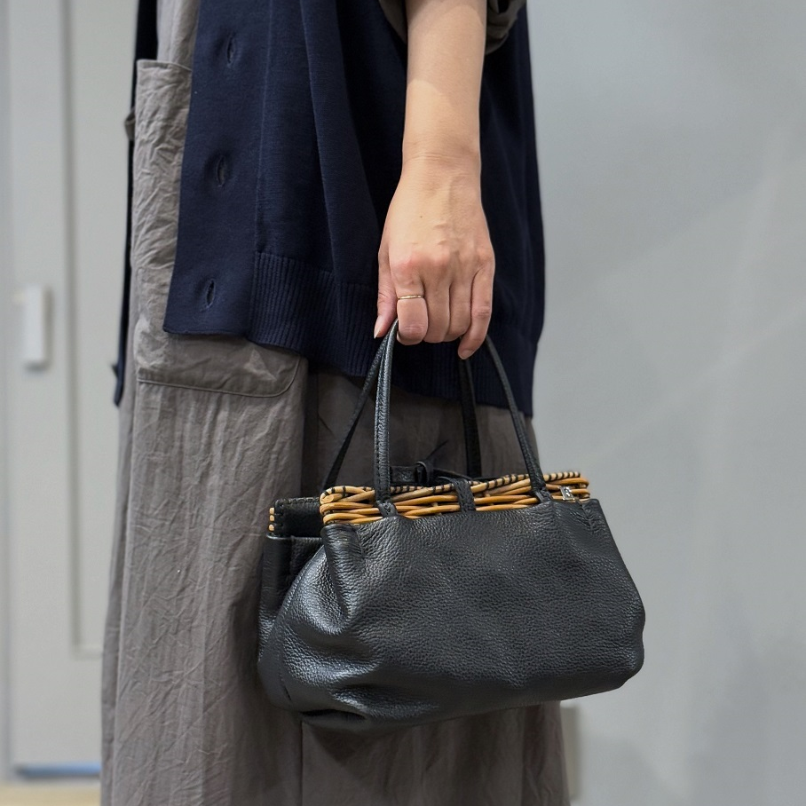 eb.a.gos フニュ・シュリンク・籐付長サイフ | PLEASE